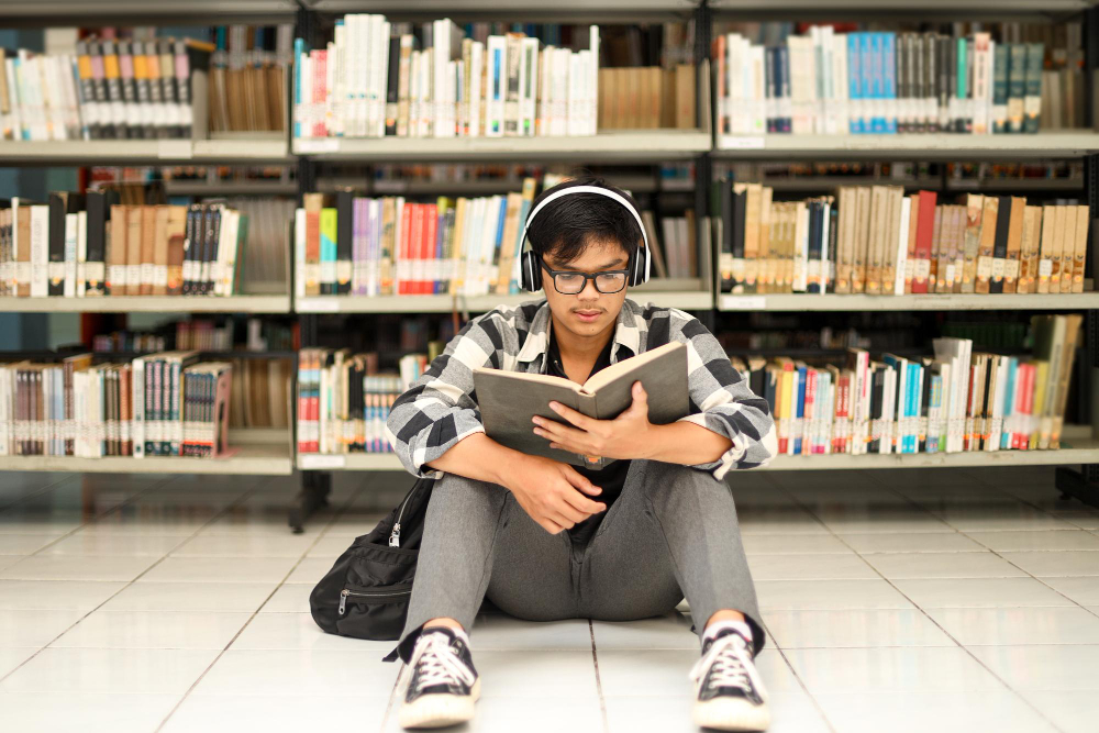 Strategi Pengembangan Literasi Remaja di Tengah Arus Digitalisasi